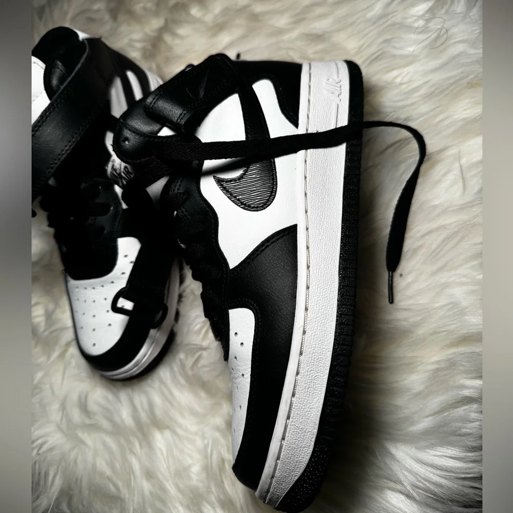 Air Force 1 Mid 'Black White' - Picture 1 of 6